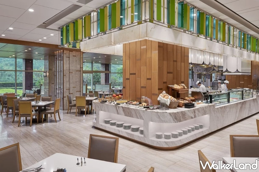 南港Buffet第二人1010元!生食級干貝與爆卵香箱蟹等豪華海鮮無限供應。