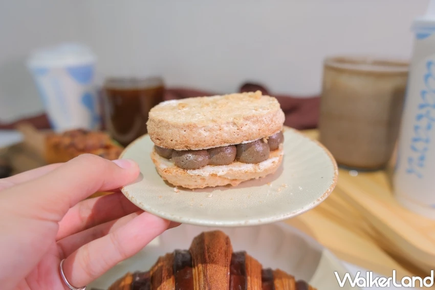 焙茶5折開喝！松菸新開幕wataru祇園焙茶拿鐵，焙茶奶蓋買一送一券喝起來。