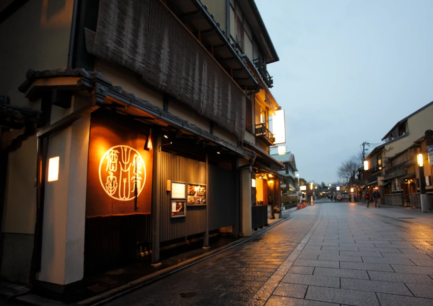 京都必買伴手禮！菓子wabiya 京都老店新品牌，高帽起司舒芙蕾必吃。