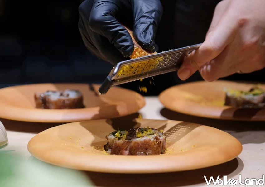 台中燒肉天皇玩出新高度！劇場式上菜秀挑戰最嗨台中燒肉，全預約制搶訂位。