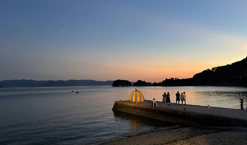 夜宿直島的72小時！本村古民家裡的黃昏燈影與深夜笑聲，成了島上最念念不忘的風景。