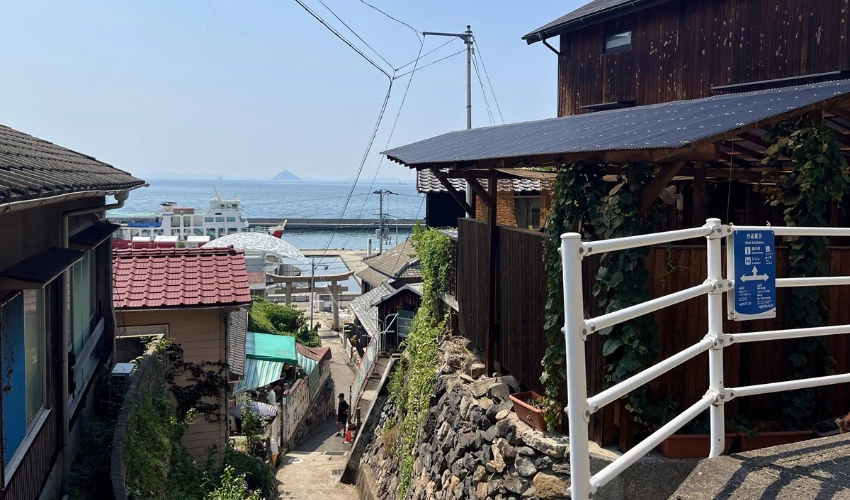 跟著海風與貓散步吧！山城漁村的石牆屋舍藏著一間間懷抱夢想的手作小屋「瀨戶內海新星島嶼－男木島」。