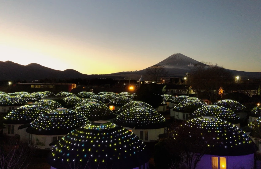 富士山下550萬夜燈齊綻，0.3公里夢幻光之隧道和雷射噴泉秀就在御殿場高原時之栖飯店。