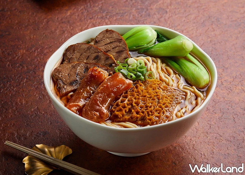 台北宵夜新地標！圓山金龍餐廳推頂級砂鍋粥牛肉麵，40年名廚許耀光打造家鄉味、賞夜景吃港點。