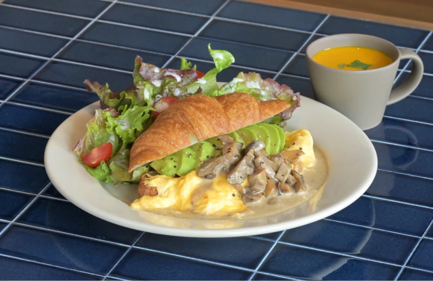 別錯過這間難波的河邊露台咖啡廳，大阪道頓堀川景觀咖啡廳「UNREAL」 全新開幕，生貝果不容錯過。