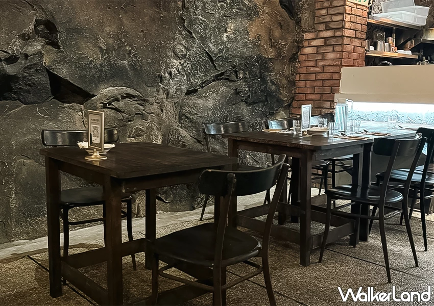 基隆正濱漁港美食推薦!河豚很多 在防空洞裡面吃飯,義大利麵、窯烤披薩都有。 基隆正濱漁港美食推薦!河豚很多 在防空洞裡面吃飯,義大利麵、窯烤披薩都有。