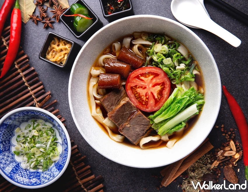 台北萬豪線上旅展「買1送1」限時快閃，必搶千元有找自助餐、冠軍烤鴨、高空牛排最低67折起。