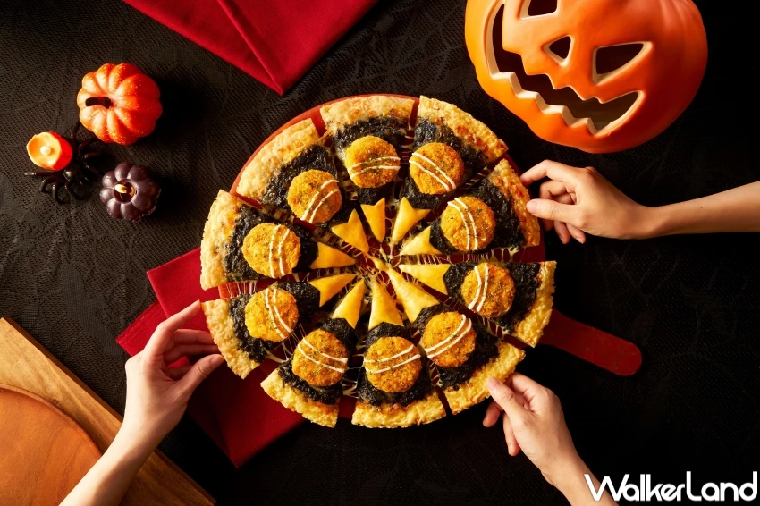 不准跳過萬聖節!必勝客「黑咖哩黃金豬排比薩」黑色比薩起司控必吃。 不准跳過萬聖節!必勝客「黑咖哩黃金豬排比薩」黑色比薩起司控必吃。