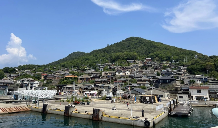 跟著海風與貓散步吧！山城漁村的石牆屋舍藏著一間間懷抱夢想的手作小屋「瀨戶內海新星島嶼－男木島」。