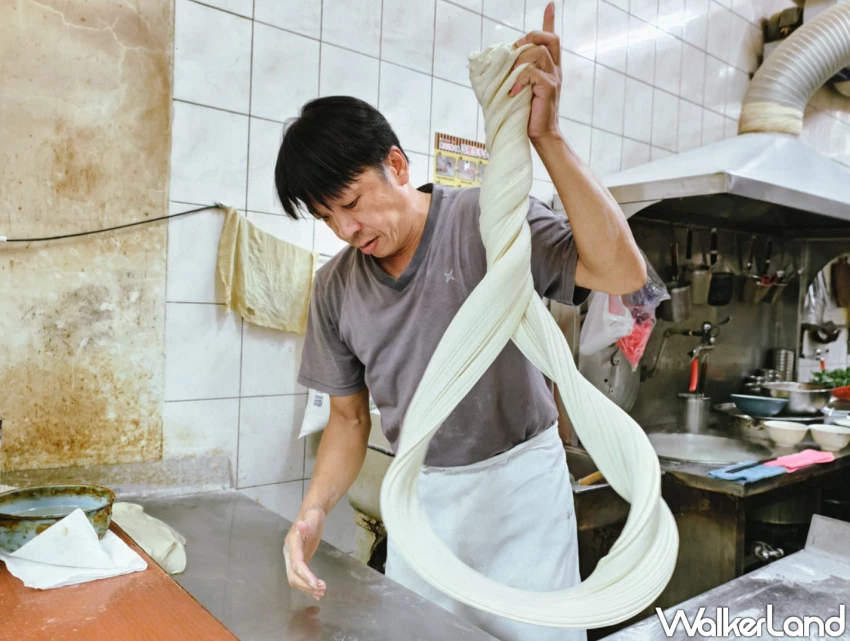 高雄拉麵推薦！姚家蘭州拉麵隱身新興區巷弄，30年真功夫手工現拉麵必吃雪菜辣雞麵。