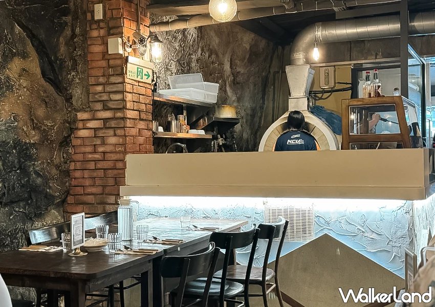 基隆正濱漁港美食推薦!河豚很多 在防空洞裡面吃飯,義大利麵、窯烤披薩都有。 基隆正濱漁港美食推薦!河豚很多 在防空洞裡面吃飯,義大利麵、窯烤披薩都有。