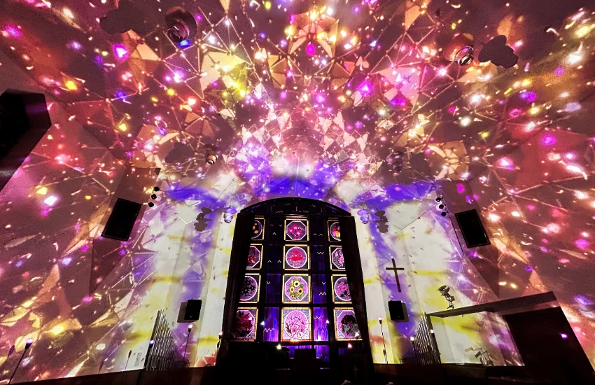 富士山下550萬夜燈齊綻，0.3公里夢幻光之隧道和雷射噴泉秀就在御殿場高原時之栖飯店。