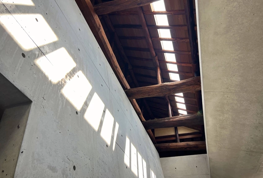 從瀨戶內海直島的一棟百年町家「安藤忠雄博物館」，正式揭開安藤忠雄的建築宇宙。