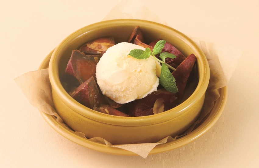 JR品川車站「ecute品川」舉辦秋季水果地瓜祭，西洋梨蘋果、地瓜杯裝甜點、蘋果地瓜焙茶布丁蒙布朗、蘋果地瓜麻糬等應有盡有。