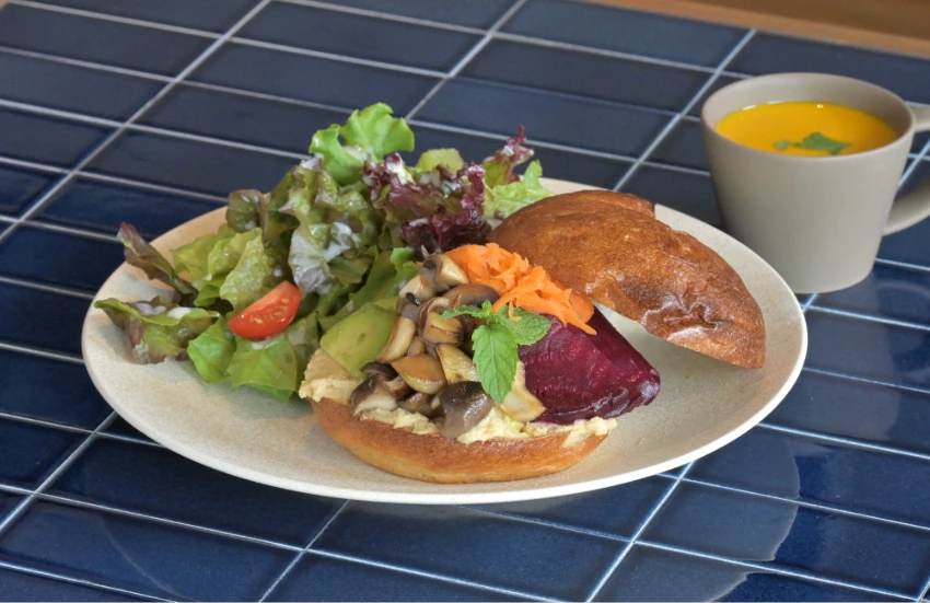 別錯過這間難波的河邊露台咖啡廳，大阪道頓堀川景觀咖啡廳「UNREAL」 全新開幕，生貝果不容錯過。