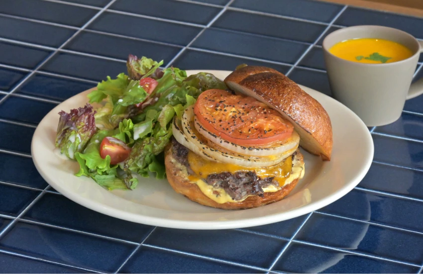 別錯過這間難波的河邊露台咖啡廳，大阪道頓堀川景觀咖啡廳「UNREAL」 全新開幕，生貝果不容錯過。