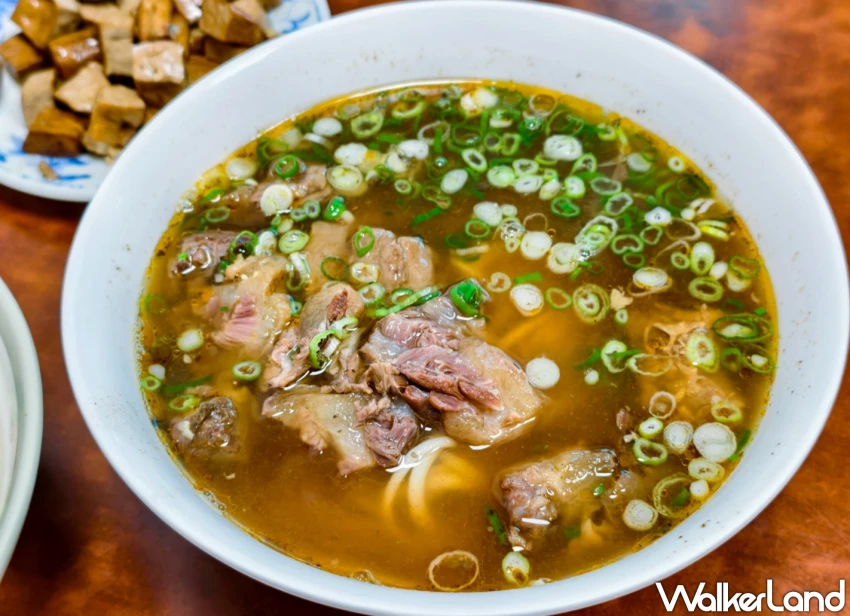 高雄拉麵推薦！姚家蘭州拉麵隱身新興區巷弄，30年真功夫手工現拉麵必吃雪菜辣雞麵。