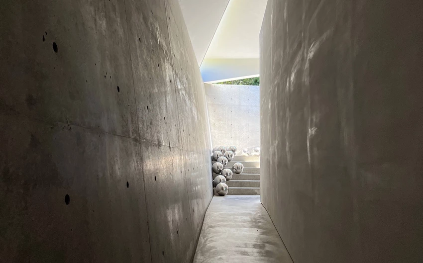 從瀨戶內海直島的一棟百年町家「安藤忠雄博物館」，正式揭開安藤忠雄的建築宇宙。