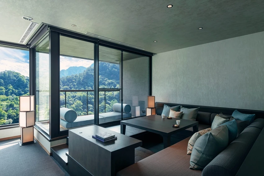 台灣首屆米其林星鑰飯店榜單揭曉「虹夕諾雅 谷關」摘下一星鑰,探索與自然共生的奢華溫泉住宿體驗。 台灣首屆米其林星鑰飯店榜單揭曉「虹夕諾雅 谷關」摘下一星鑰,探索與自然共生的奢華溫泉住宿體驗。