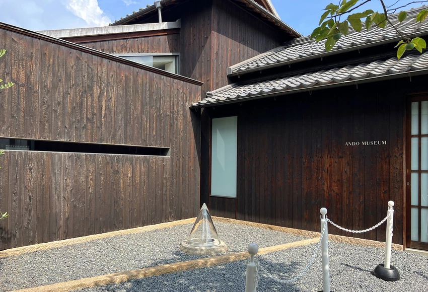 從瀨戶內海直島的一棟百年町家「安藤忠雄博物館」，正式揭開安藤忠雄的建築宇宙。