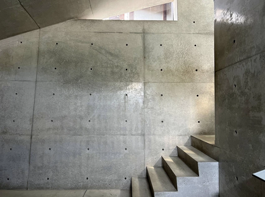 從瀨戶內海直島的一棟百年町家「安藤忠雄博物館」，正式揭開安藤忠雄的建築宇宙。