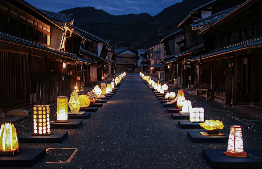 日本最美古鎮燈會，岐阜縣美濃和紙燈藝展與紅葉季，雙重享受300盞手作燈籠和火紅楓葉。