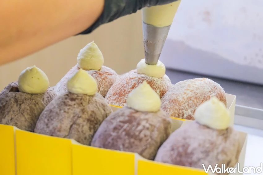 板橋10元甜甜圈！85℃生甜甜圈插旗板橋府中，焦糖海鹽爆餡甜甜圈板橋人搶吃。