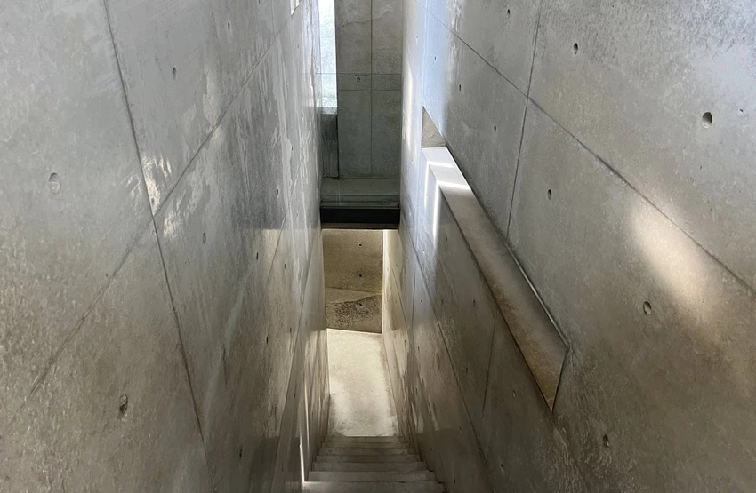 從瀨戶內海直島的一棟百年町家「安藤忠雄博物館」，正式揭開安藤忠雄的建築宇宙。