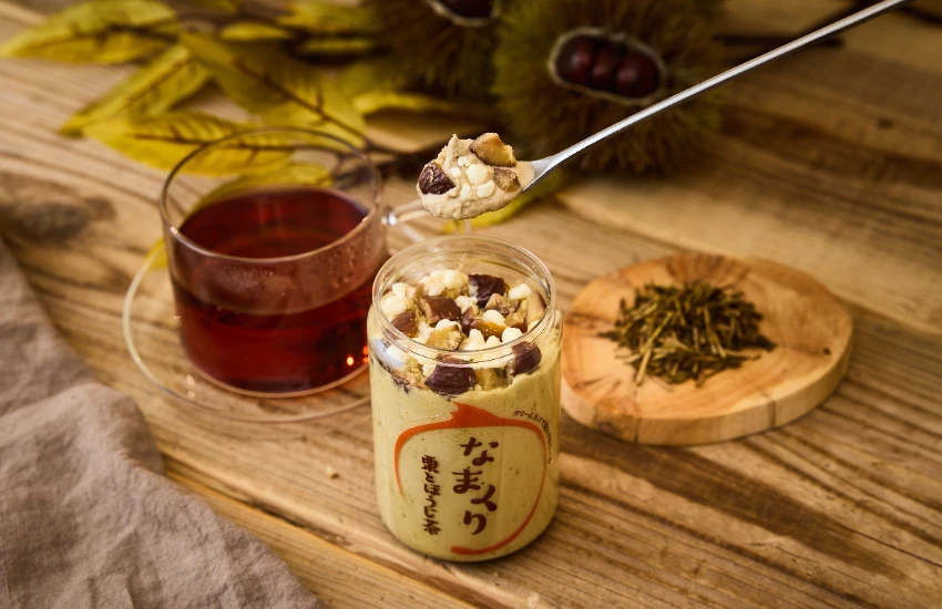 生奶油罐頭甜點生栗 栗子焙茶期間限定登場，香濃烘焙茶香與溫潤甜蜜栗子，秋天獨家風味不容錯過。