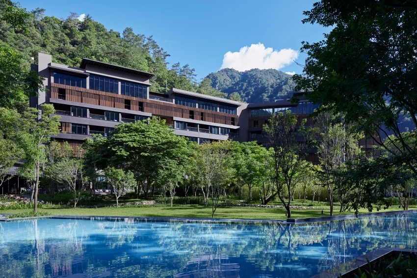 台灣首屆米其林星鑰飯店榜單揭曉「虹夕諾雅 谷關」摘下一星鑰,探索與自然共生的奢華溫泉住宿體驗。 台灣首屆米其林星鑰飯店榜單揭曉「虹夕諾雅 谷關」摘下一星鑰,探索與自然共生的奢華溫泉住宿體驗。