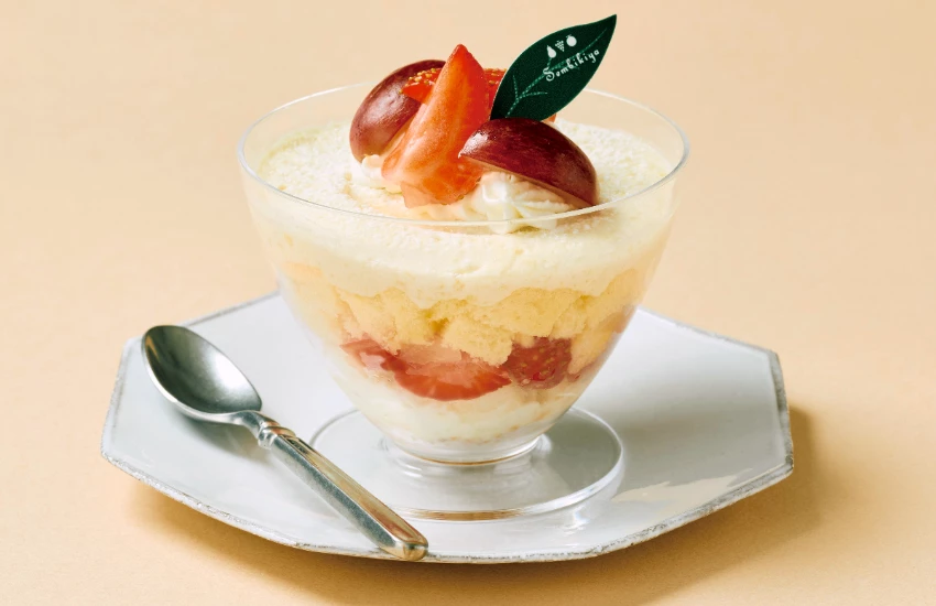 JR品川車站「ecute品川」舉辦秋季水果地瓜祭，西洋梨蘋果、地瓜杯裝甜點、蘋果地瓜焙茶布丁蒙布朗、蘋果地瓜麻糬等應有盡有。