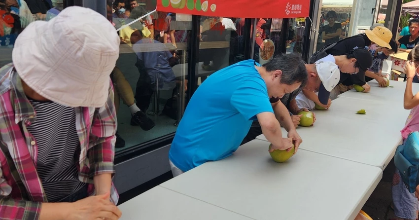 三重重新市集「柚見快手」剝柚子比賽獎金高達2000元！報名即可參賽，挑戰你的剝柚神技。