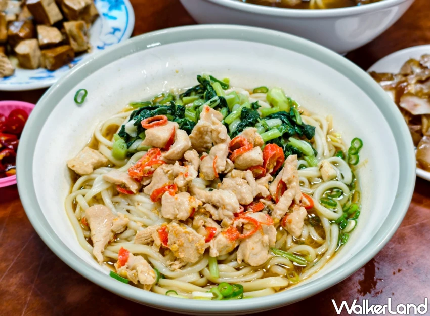 高雄拉麵推薦！姚家蘭州拉麵隱身新興區巷弄，30年真功夫手工現拉麵必吃雪菜辣雞麵。