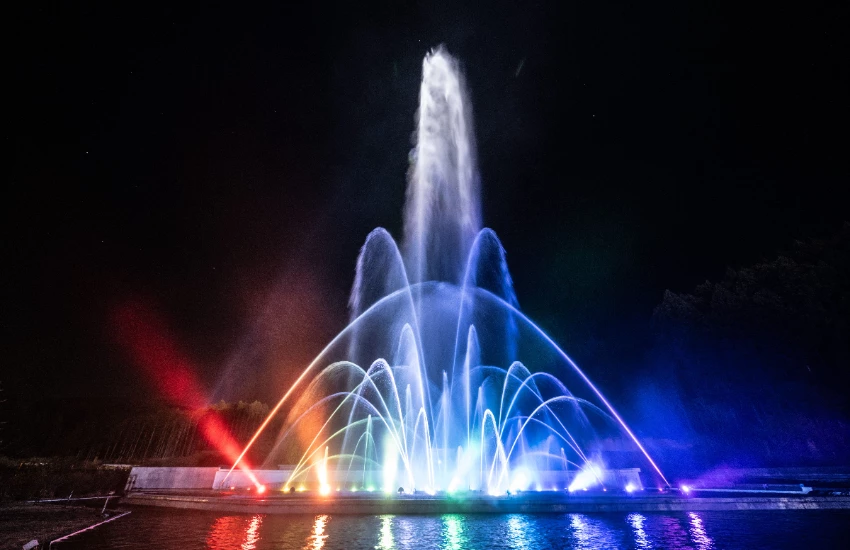 富士山下550萬夜燈齊綻，0.3公里夢幻光之隧道和雷射噴泉秀就在御殿場高原時之栖飯店。