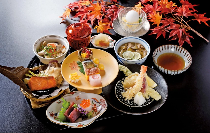 明治天皇御膳所吃懐石，東京明治記念館推出秋季限定御膳，秋刀魚壽司+銀鮭平日只要8470日圓包廂免費。