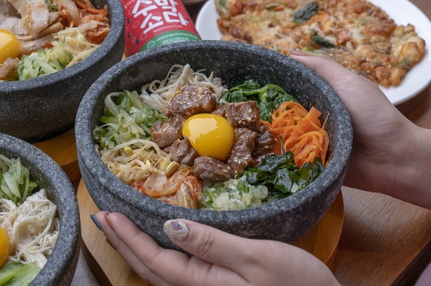 美食窩客 算命的說我很愛吃 曾在「四米大石鍋拌飯專賣」