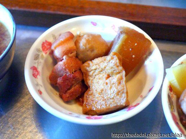 窩客三高Sir 曾在 兩撇(丿)爌肉飯 推薦提供