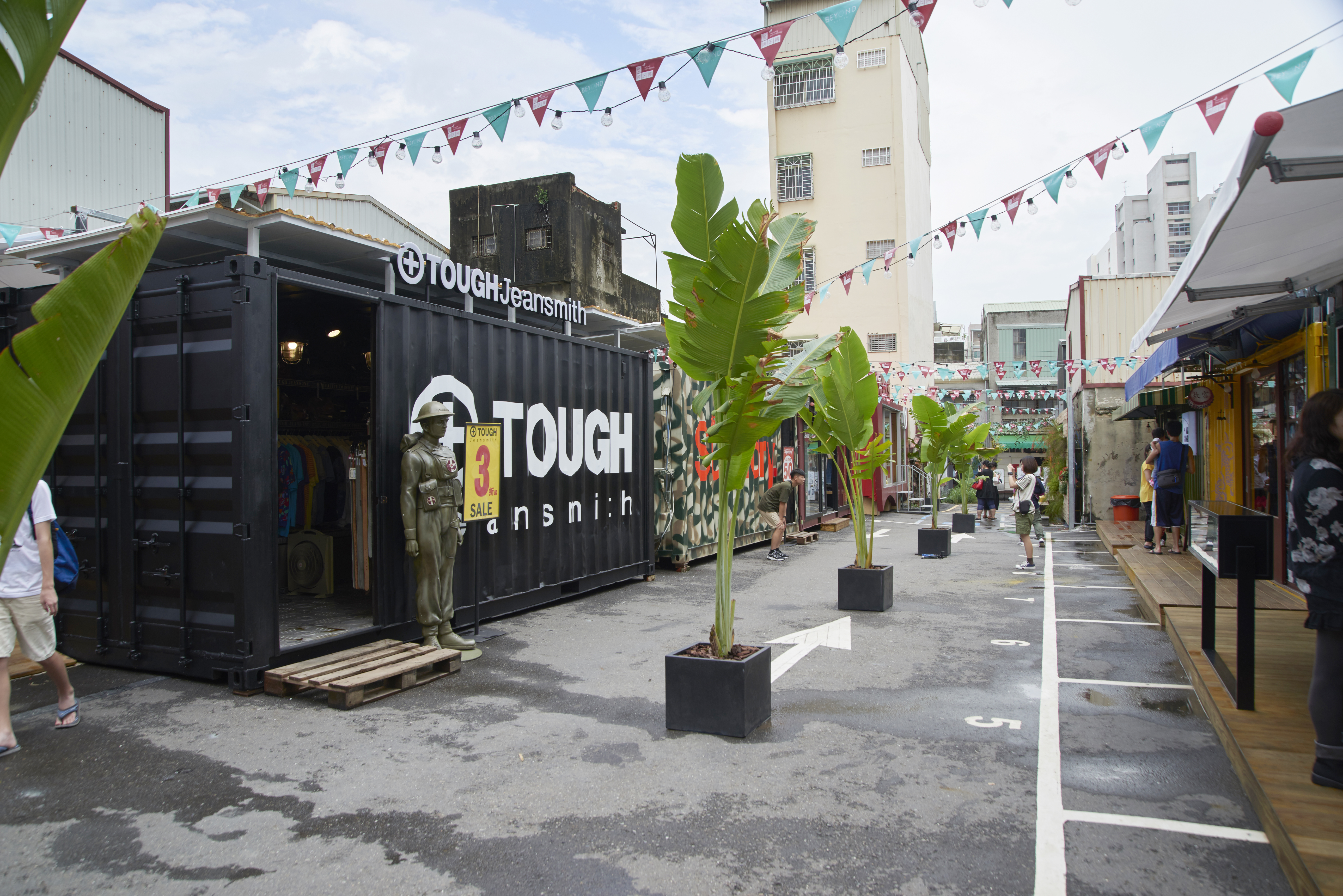 正興街貨櫃市集比漾廣場 BEYOND