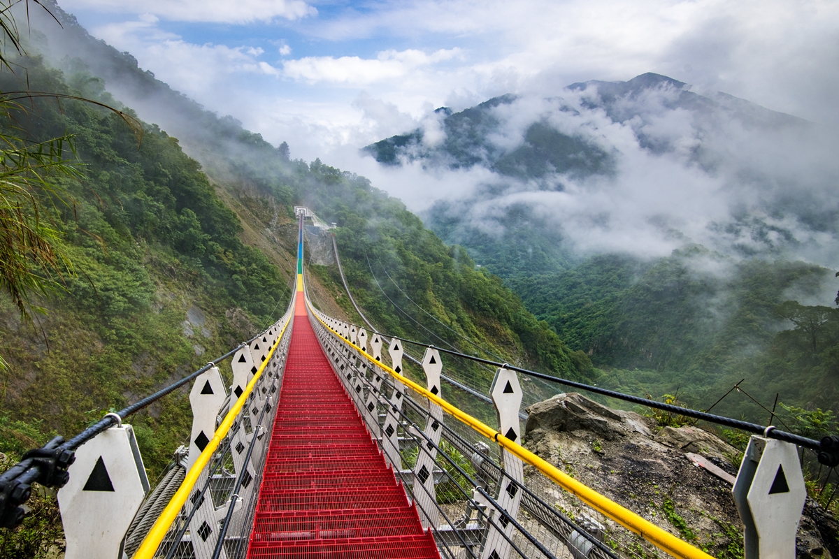 雙龍瀑布七彩吊橋
