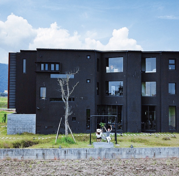 BLACK HOUSE CAFE 黑宅咖啡