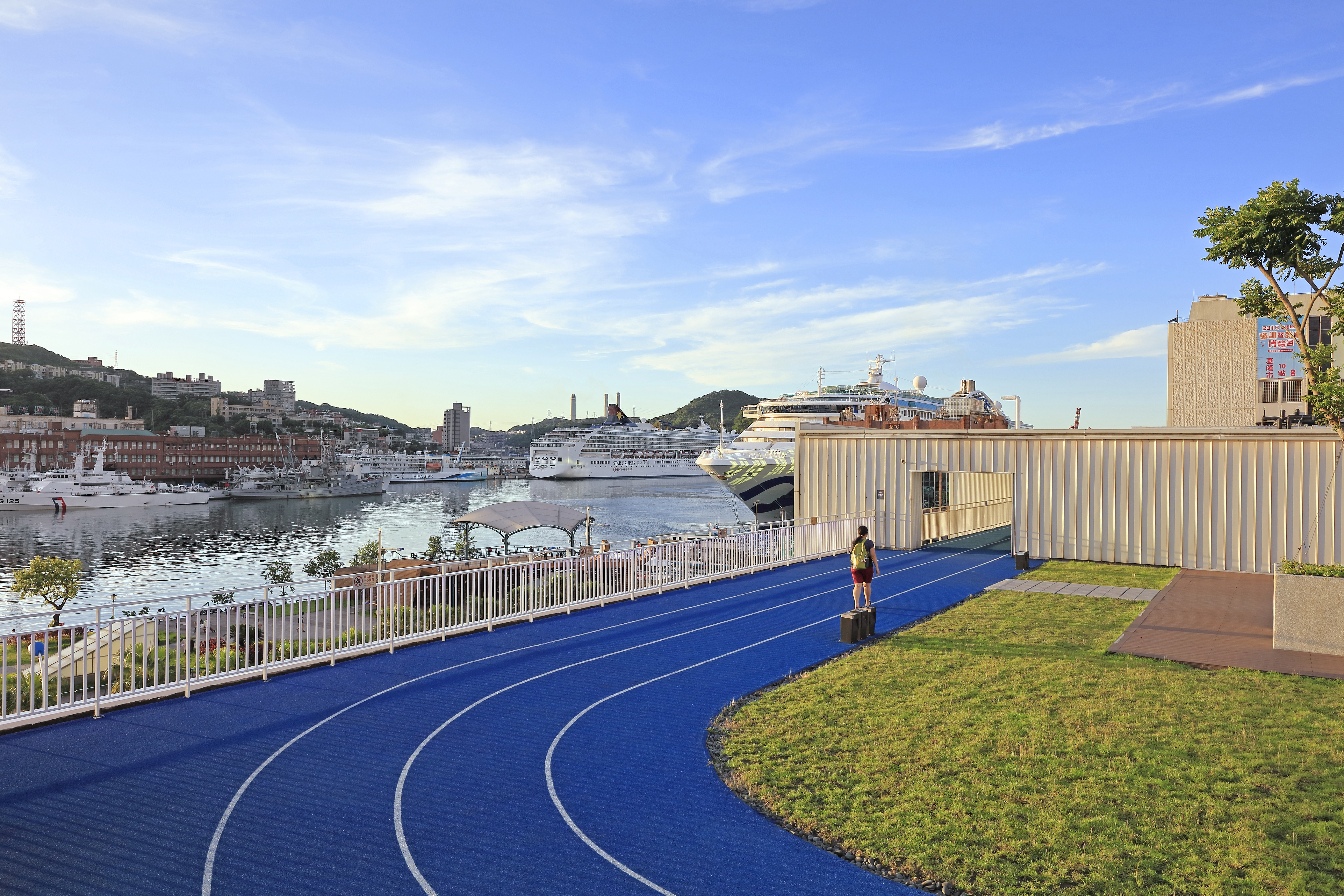 東岸商場空中跑道