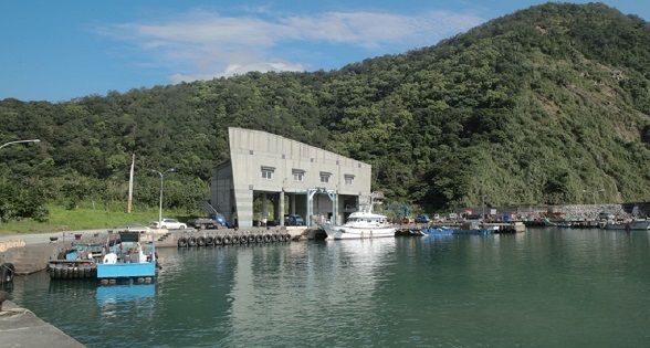 感受樹與海的親密對話 直衝朝陽漁港大啖海鮮