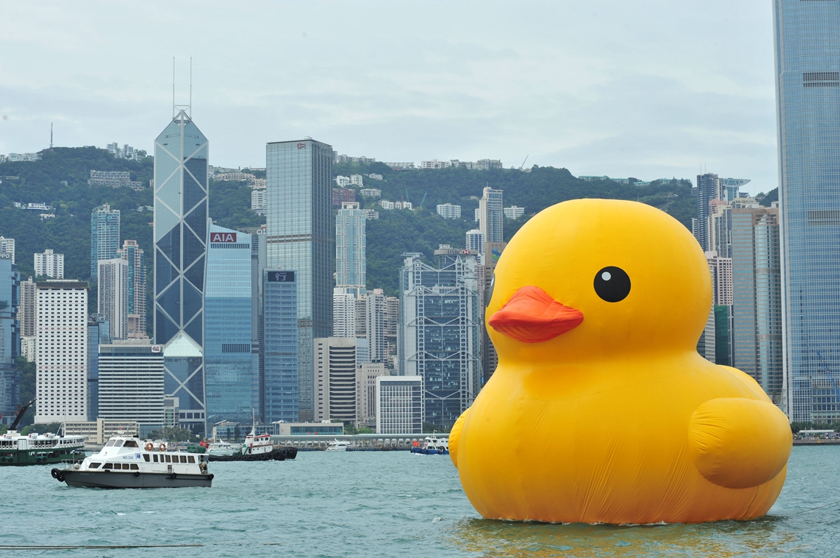 霍夫曼的黃色小鴨現蹤香港青衣海域！還一次兩隻，游出大型海上公共藝術展覽《橡皮鴨二重暢》