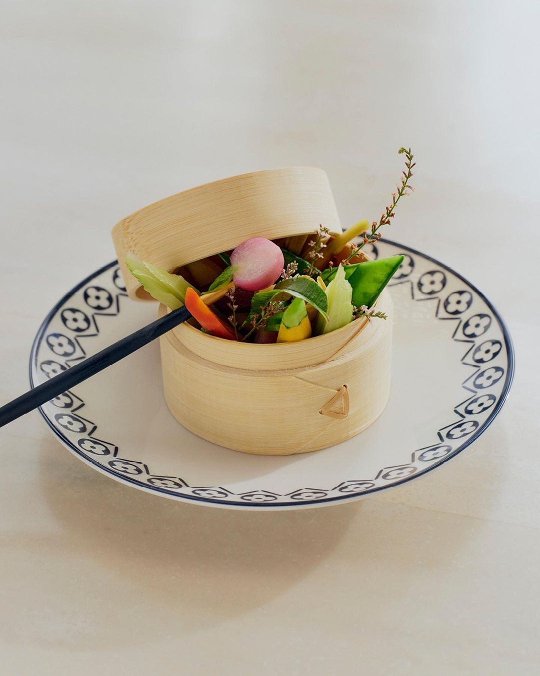 LV夏季度假咖啡廳登場！藍白色調空間、藤編元素搭配季節限定佳餚，帶來地中海式的療癒饗宴