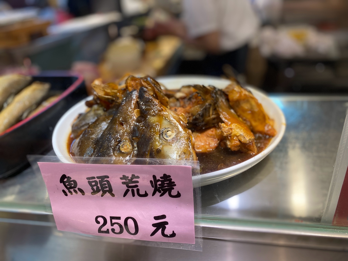 基隆仁愛市場好吃驚！咖哩炒麵、高品質生魚片、手沖咖啡一次打包