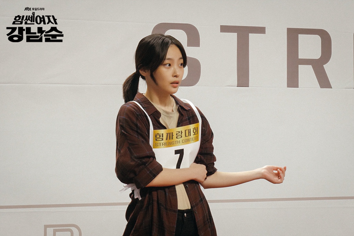 Netflix輕鬆幽默愛情韓劇《大力女子姜南順》on檔ing！狗狗CP朴炯植、朴寶英驚喜客串 / 圖片來源：Neyflix、JTBC