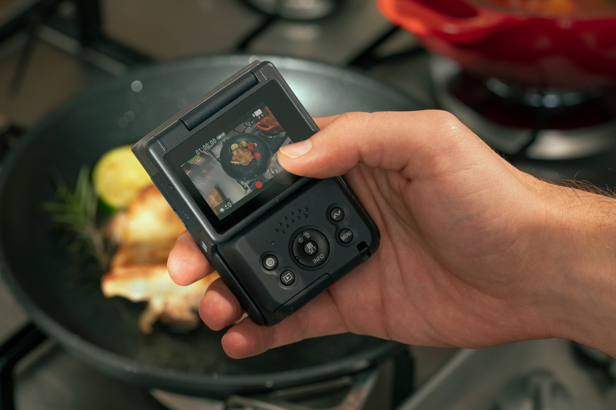 Canon「PowerShot V10」影音相機登場！輕巧機身+超廣角定焦鏡讓你輕鬆拍美照，出國旅行必備