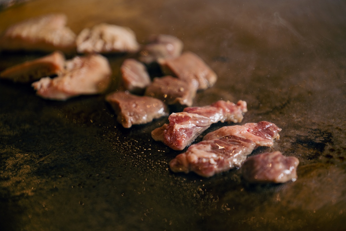 肉肉控的天堂！復興空廚全新肉食料理品牌「肉旨房」插旗台北東區，月見和牛漢堡排、鐵板牛雜必點