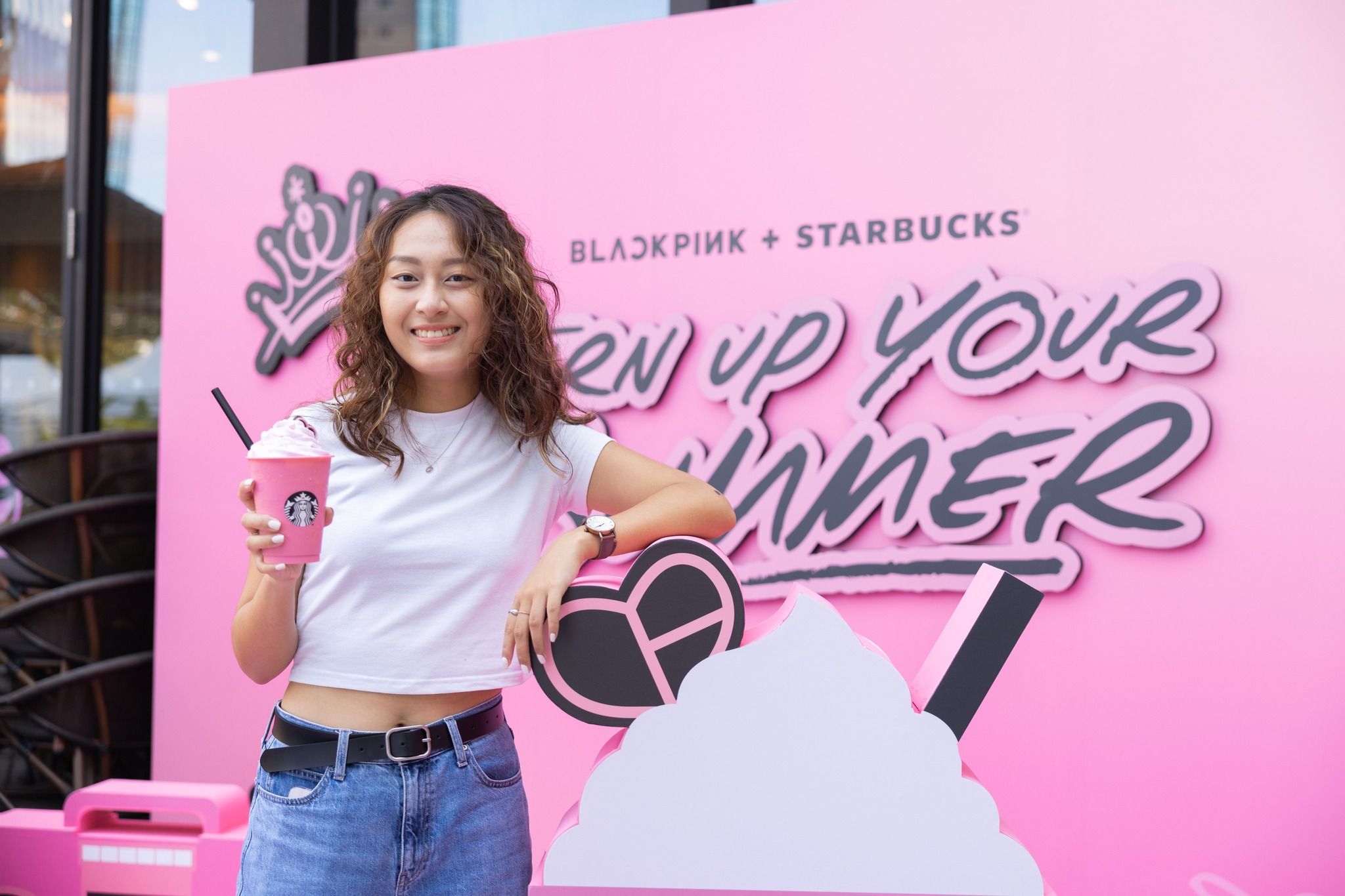 BLINK準備去信義區拍美照！星巴克×BLACKPINK限定主題店登場，粉嫩店裝+粉色星冰樂讓你拍到手機沒電