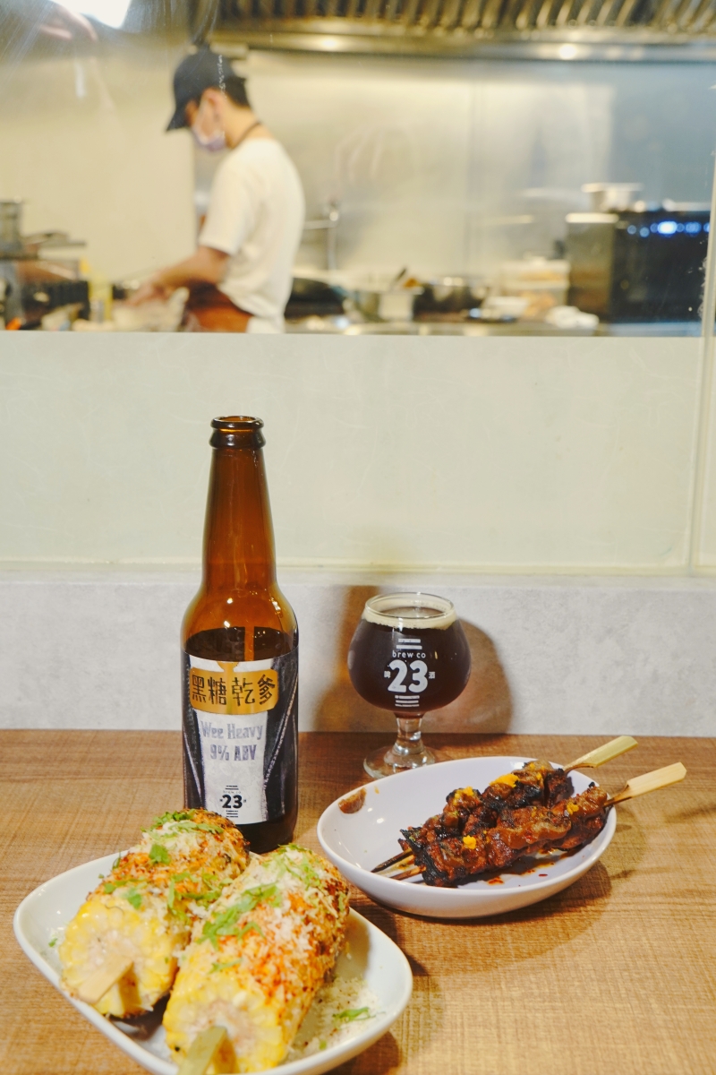 下班後去西門町餐酒館放鬆一下？「串串 23」一邊品嚐23號精釀啤酒的各式風味、一邊享受500盤認定的美味